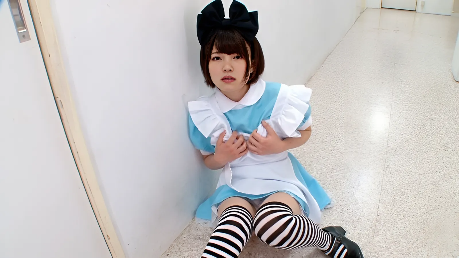 ARM-543 Une fille en cosplay se masturbe et se termine