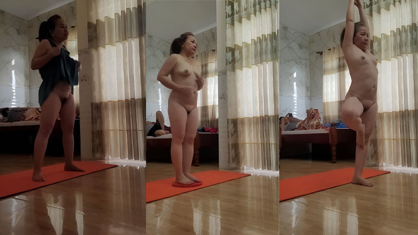 Chị máy bay thích tập thể dục nude