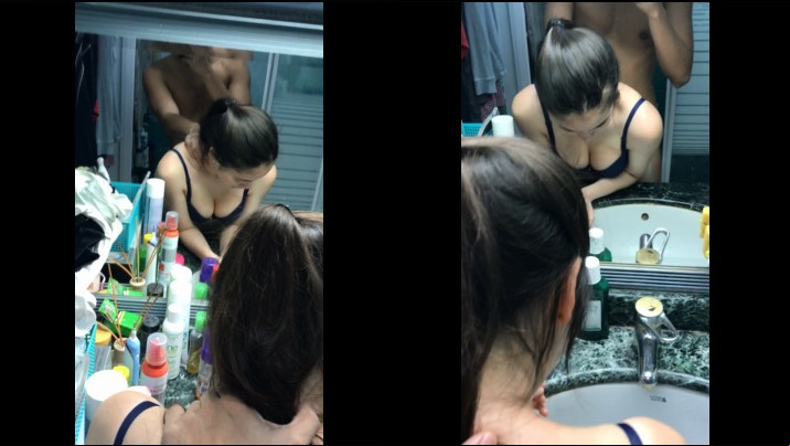 鏡子前的小狗女孩